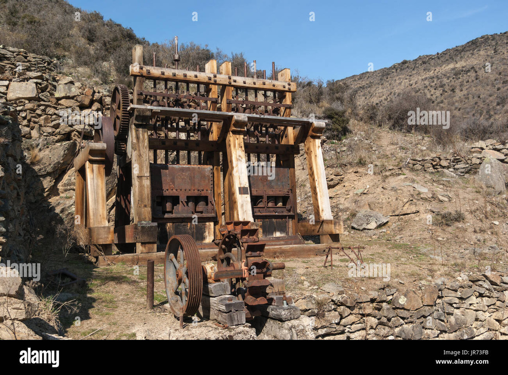 old-historic-gold-mining-equipment-on-thomsons-gorge-central-otago-JR73FB.jpg